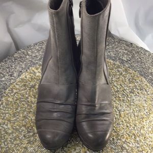 Antelope s/9 Gray leather and Suede Combo 4” heels